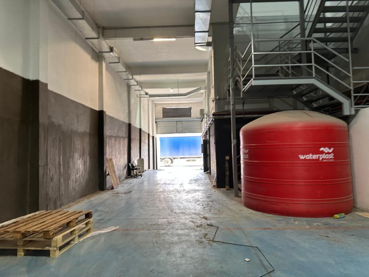 Galpon de dos plantas - Barracas