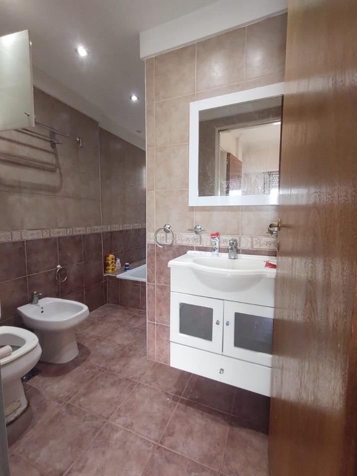 Excelente departamento de 4 ambientes tipo duplex con cochera y baulera en venta - San Martin centro