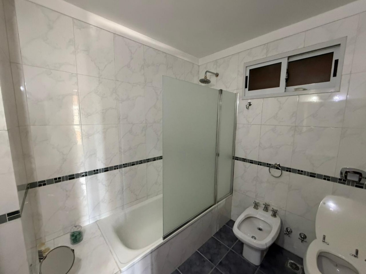 Departamento de 4 ambientes de categoria CON COCHERA en venta - San Martin centro