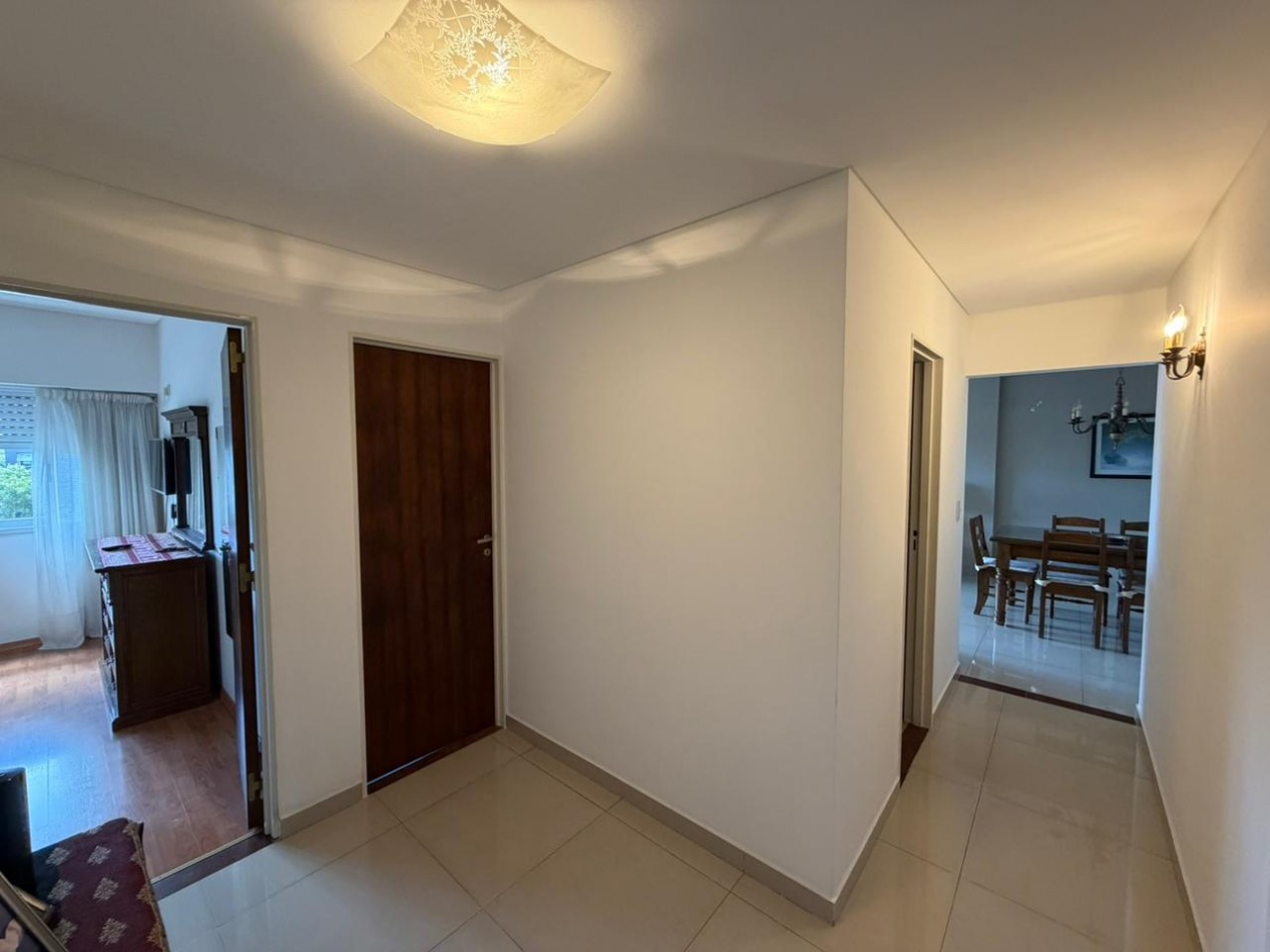 Departamento de 4 ambientes de categoria CON COCHERA en venta - San Martin centro