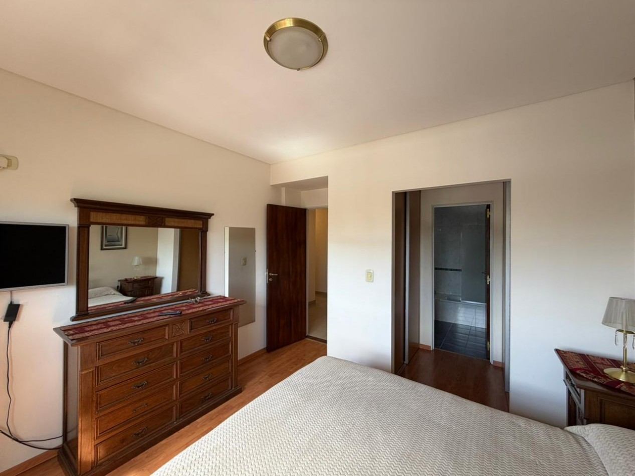 Departamento de 4 ambientes de categoria CON COCHERA en venta - San Martin centro