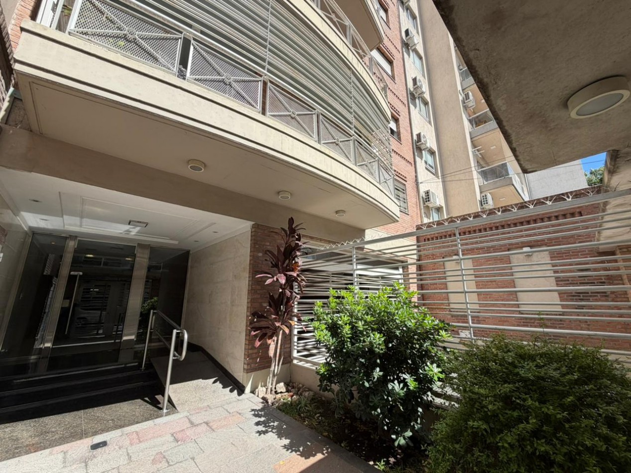 Departamento de 4 ambientes de categoria CON COCHERA en venta - San Martin centro