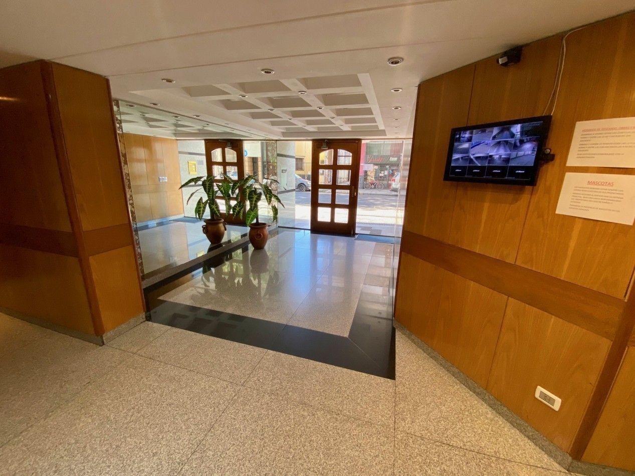 Amplio 3 Ambientes amoblado + COCHERA  - Centro San Martin. 