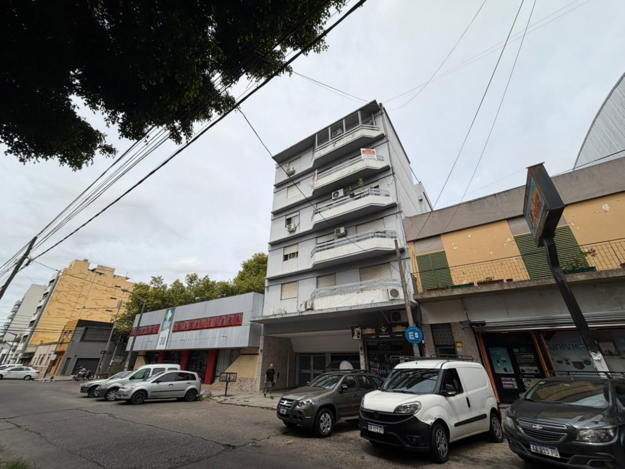 Excelente departamento semipiso de 3 ambientes con COCHERA cubierta - Centro San Martin