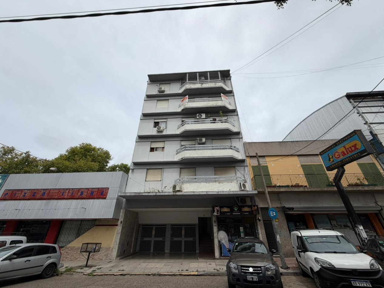 Excelente departamento semipiso de 3 ambientes con COCHERA cubierta - Centro San Martin
